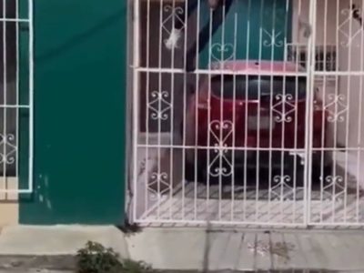 Presunto ladrón queda insertado en la reja de una casa en Campeche (Video)