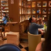 “Empinando el codo”: exhiben al senador Miguel Ángel Yunes Márquez en bar de lujo en Madrid