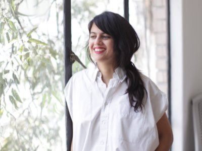 Quedé en medio de una "guerra política": Brenda Lozano; se niega a renunciar a su cargo en España