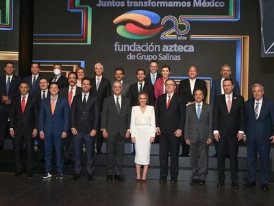 Marcelo Ebrard y Zoé Robledo acuden a la comida de Salinas Pliego por los 25 años de Azteca