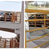 Intenta cruzar un puente peatonal con todo y auto, y se queda atorado