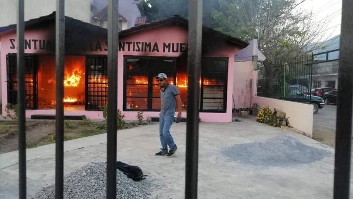 El sujeto que prendió fueto a la capilla de la Santa Muerte