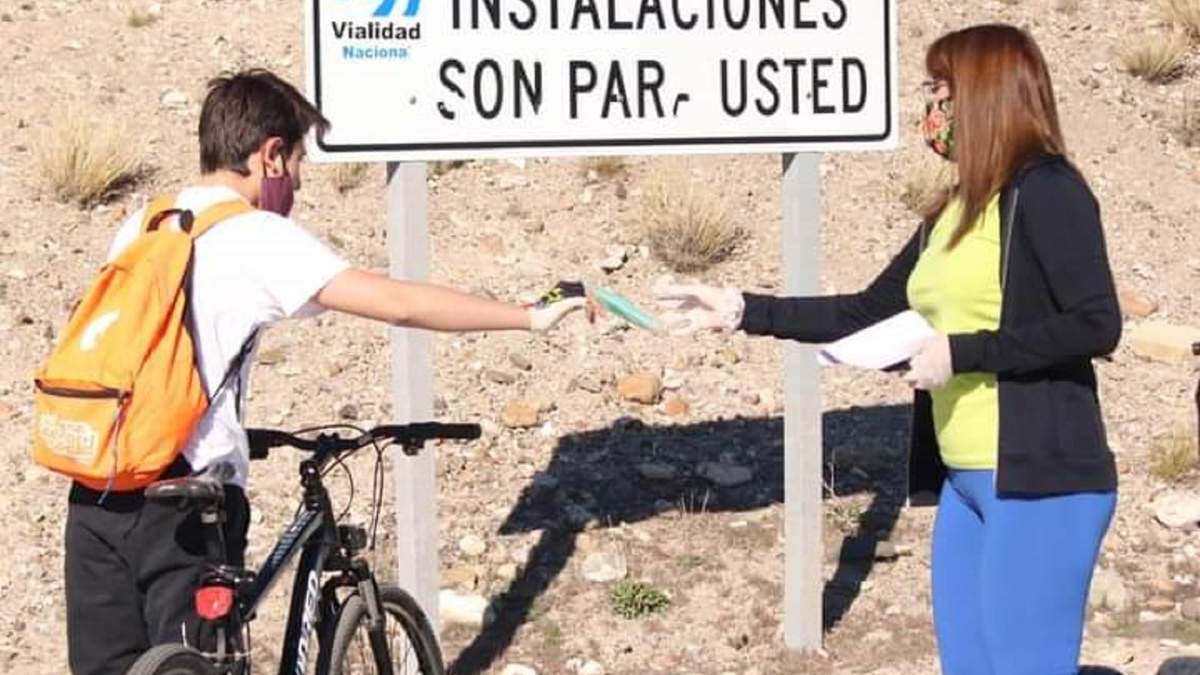 En lugares estratégicos de la ciudad se entregaron barbijos. Fuente: (Twitter).