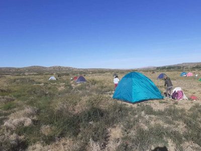 Más de 30 familias de Piedra del Águila ocuparon el terreno que se había usado para ver el eclipse