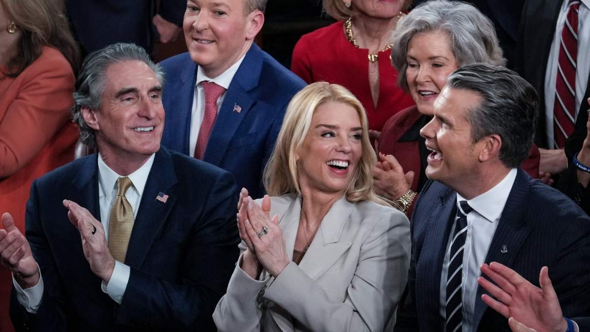 De izquierda a derecha, el secretario de Interior, Doug Burgum; la secretaria de Justicia, Pam Bondi, y el de Defensa, Pete Hegseth