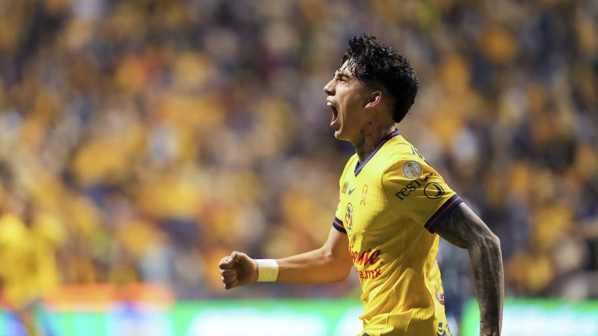 El lateral del América, Kevin Álvarez, celebra su gol ante el Monterrey