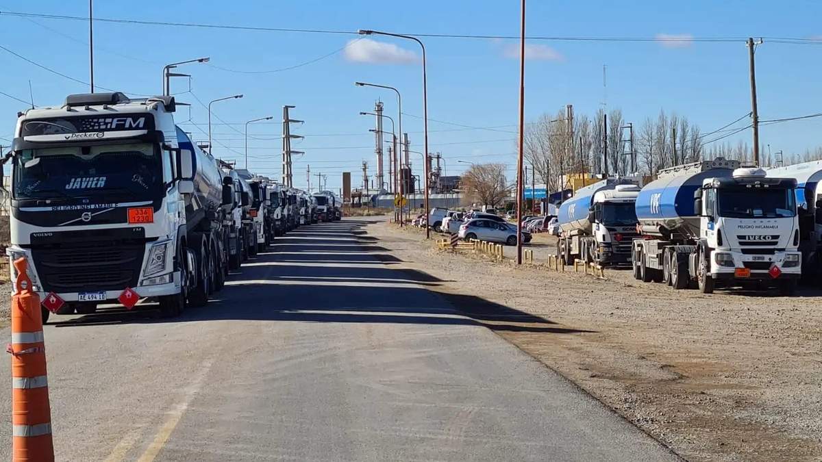 Camiones en la Ruta Nacional 22. Fuente: (Twitter)