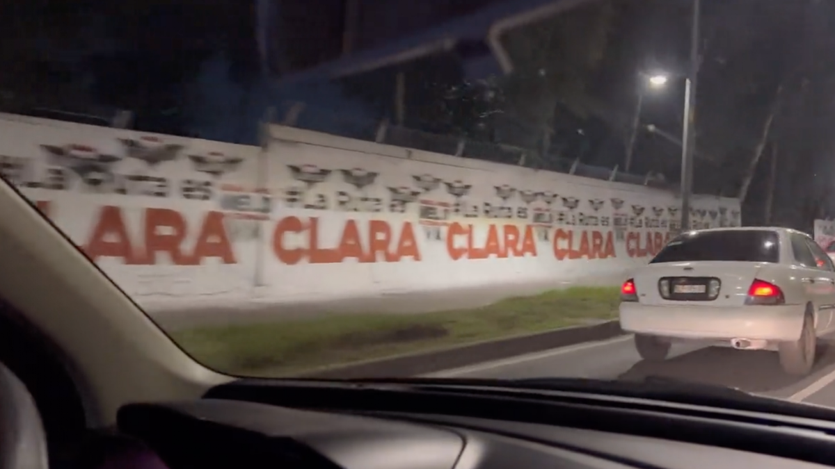"La ruta es Clara", dice una de las pintas