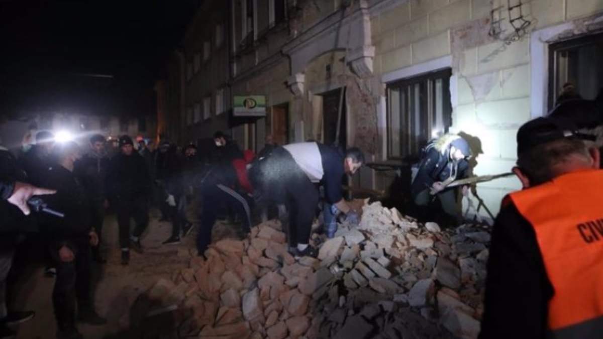 Labores de rescate en la localidad de Petrinja, en el norte de Croacia