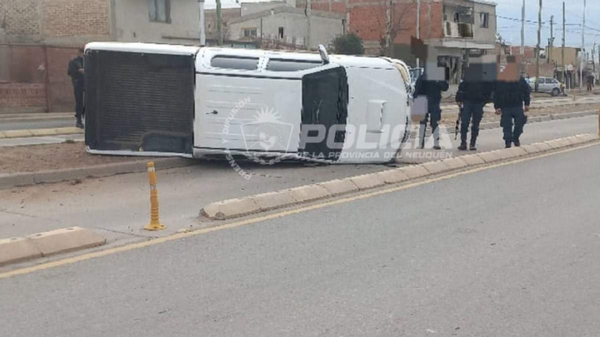 La Toyota Hilux terminó volcada en el carril del Metrobus, en el cruce con Leguizamón. Fuente (Policía de Neuquén)