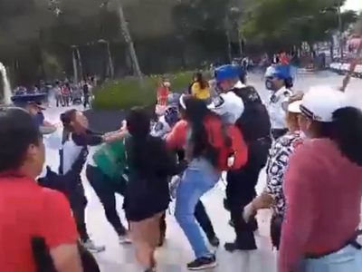 Vendedoras ambulantes propinan golpiza a funcionaria de reordenamiento de vía pública en la Alameda