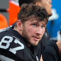 Foster Moreau, exjugador de los Raiders, se retira a los 25 años a causa del cáncer