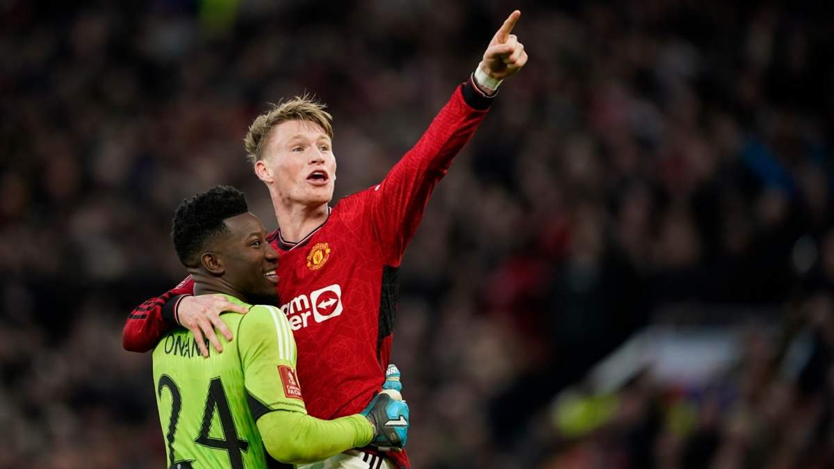 Scott McTominay celebra con el portero del Manchester United Andre Onan la victoria del equipo en los cuartos de final de la Copa FA