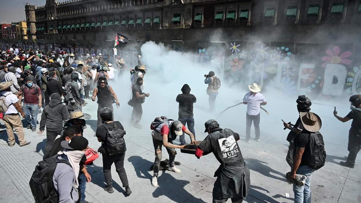 Enfrentamiento frente a Palacio Nacional tras la Marcha de la Generación Z
