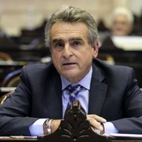 El ministro de Defensa denunció una conspiración contra el Gobierno