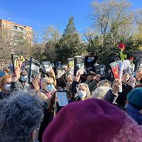 La escritora Almudena Grandes fue despedida en un funeral multitudinario en Madrid