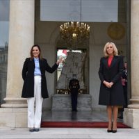 Inaugura expo en París y firma nota como 'Beatriz Gutiérrez de López Obrador”