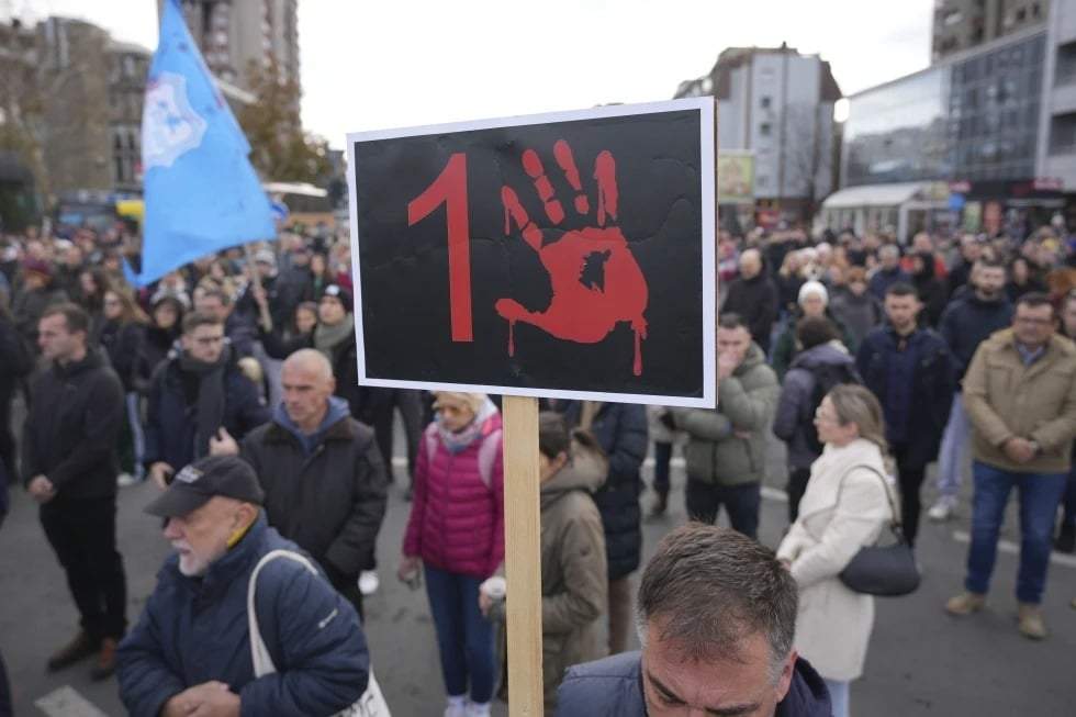 Marcha en memoria de las 15 víctimas del derrumbe de un techo de concreto en una estación de trenes hace un mes, en Novi Sad, Serbia, el domingo 1 de diciembre de 2024