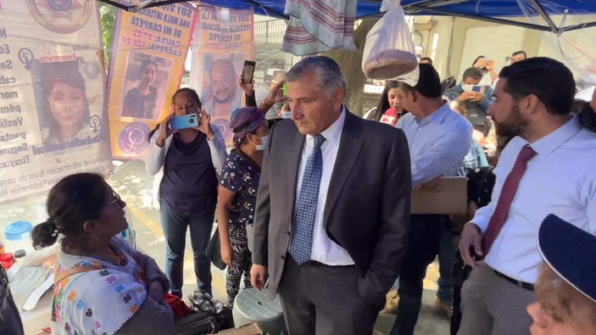 López Hernández dialogó con colectivos afuera de la Segob