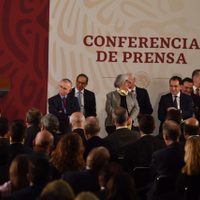Rodeado de la cúpula empresarial AMLO presenta el Plan Nacional de Infraestructura