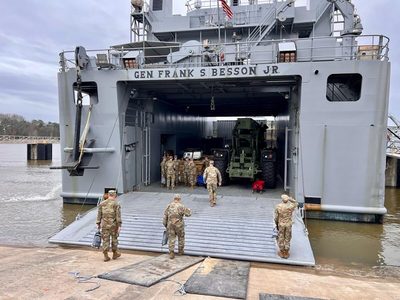 Un barco estadunidense con equipamiento para construir un muelle navega hacia Gaza