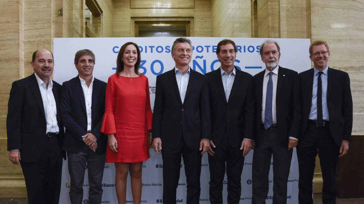 Macri junto a González Fraga y otros exfuncionarios. Fuente: (Twitter)