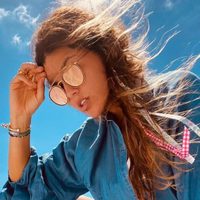 Loly Antoniale inauguró la temporada de playa desde el paraíso: fotos en la arena y mar de fondo