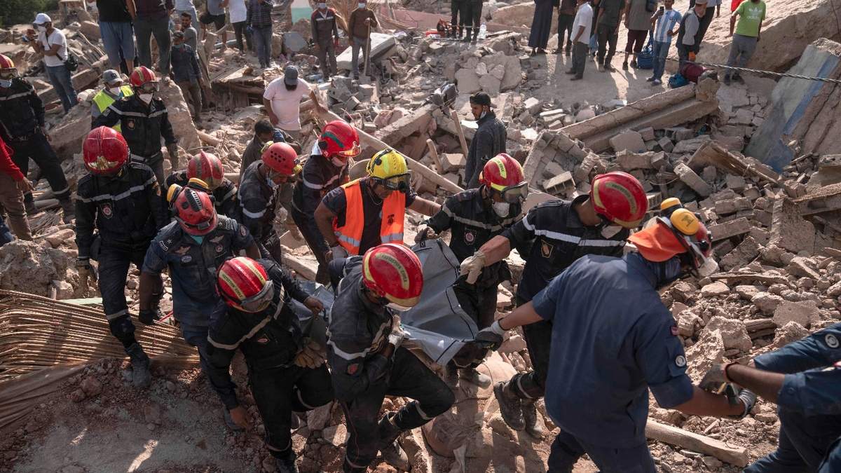Rescatistas en la población de Imi N'tala, cerca de Marrakech