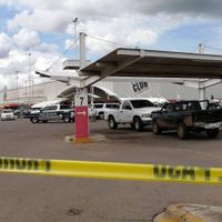 Balean a pareja acompañada de un menor en el estacionamiento de una plaza comercial en Culiacán