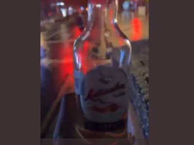 Un hombre vierte ron a las bebidas para los corredores del Maratón de la Ciudad de México