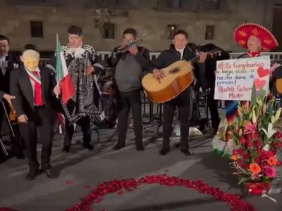 A las puertas de Palacio, le llevan mariachis a Gutiérrez Müller por su cumpleaños (Video)