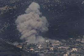 Una nube de humo negro se alza luego de un ataque aéreo israelí en Kafar Hamam, un poblado en el sur de Líbano, cerca de la frontera con Israel, el 17 de mayo de 2024