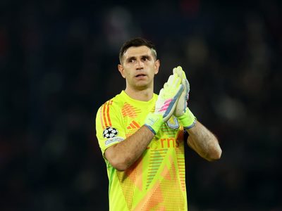 No será fácil: el Aston Villa rechazó una oferta por el Dibu Martínez