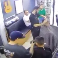 Niño se cubre el rostro al presenciar ejecución de un exlíder de Los Zetas en Sinaloa (Video)