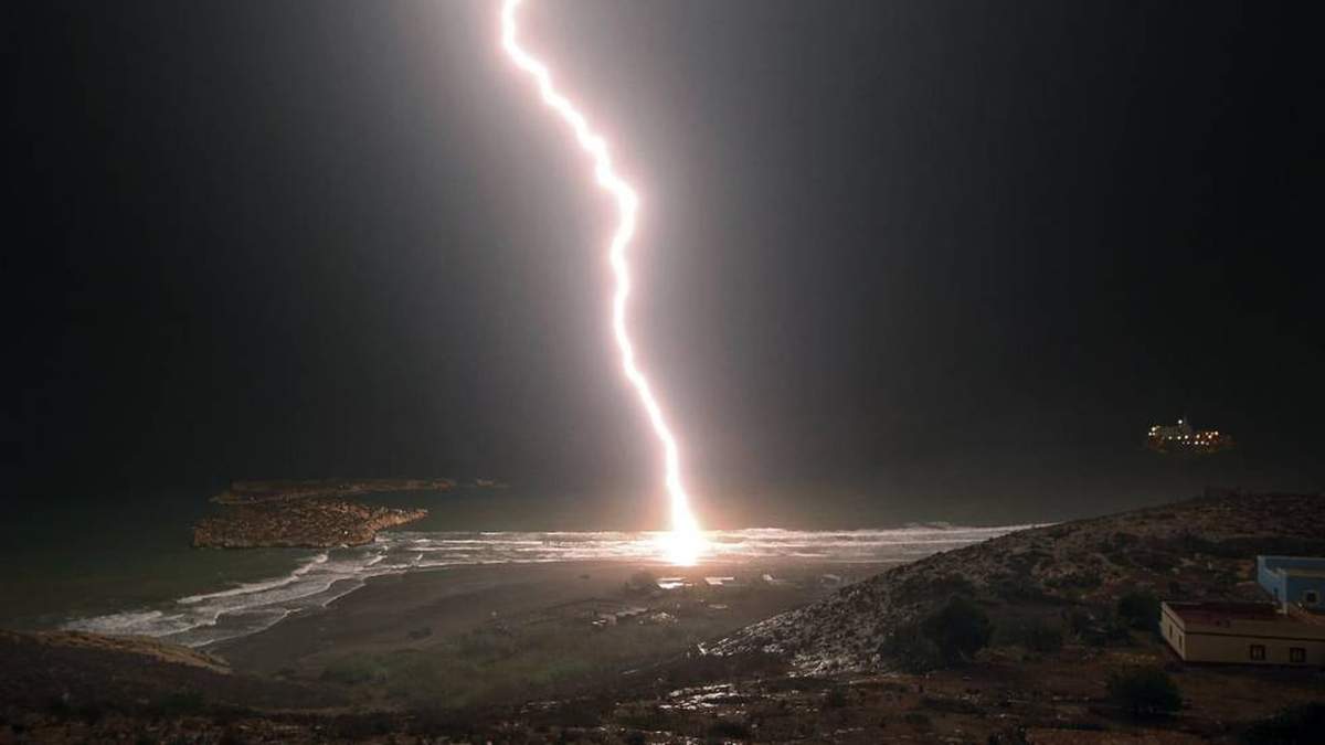 La tormenta eléctrica cortó la electricidad en algunas cuadras, en Centenario. Fuente: (Twitter)