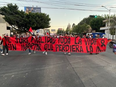 Aficionados del Atlas marchan al estadio Jalisco y exigen justicia por agresiones en Querétaro