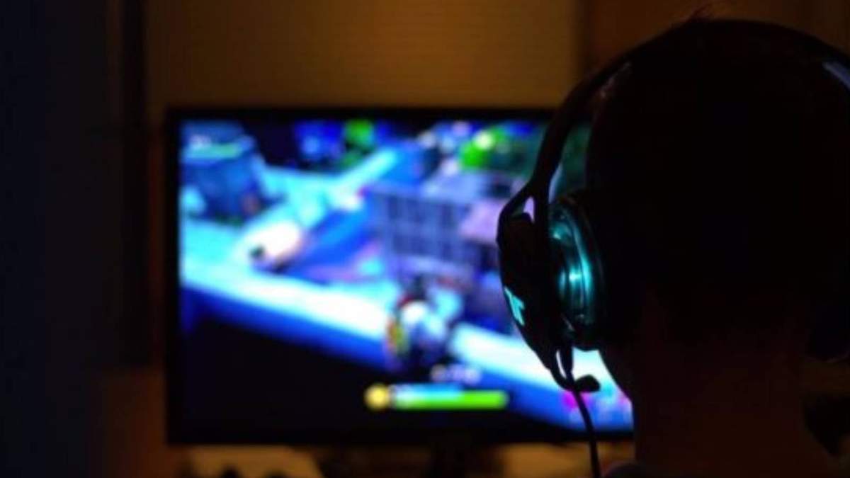 Persona jugando a un videojuego