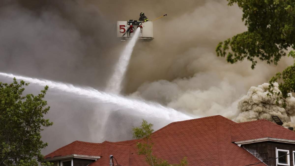 Cuadrillas de bomberos y policías de Miami combaten un incendio en un edificio de apartamentos, en Miami