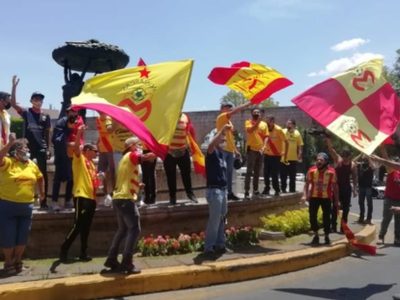 Aficionados de Monarcas violan cuarentena y protestan por supuesta mudanza del equipo