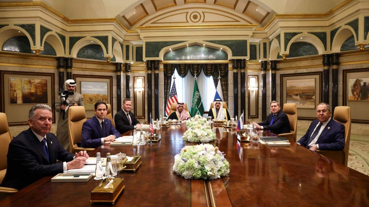 El secretario de Estado de Estados Unidos, Marco Rubio, en la reunión en Riad