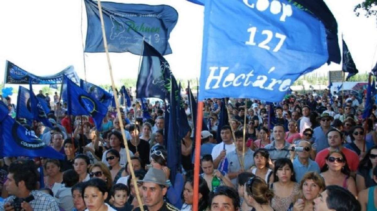 Asociados ala Cooperativa 127 Hectáreas durante una marcha. Fuente (Facebook)