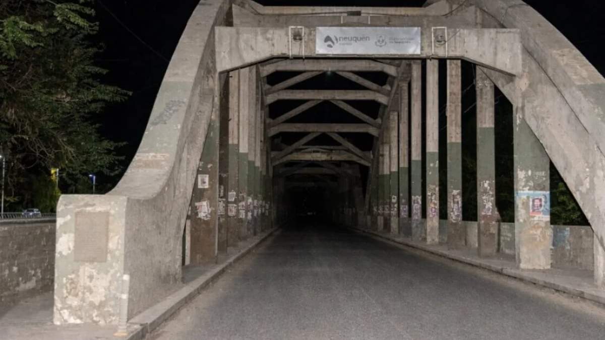 El puente carretero a oscuras por el robo de luminarias led. Fuente: (CALF)