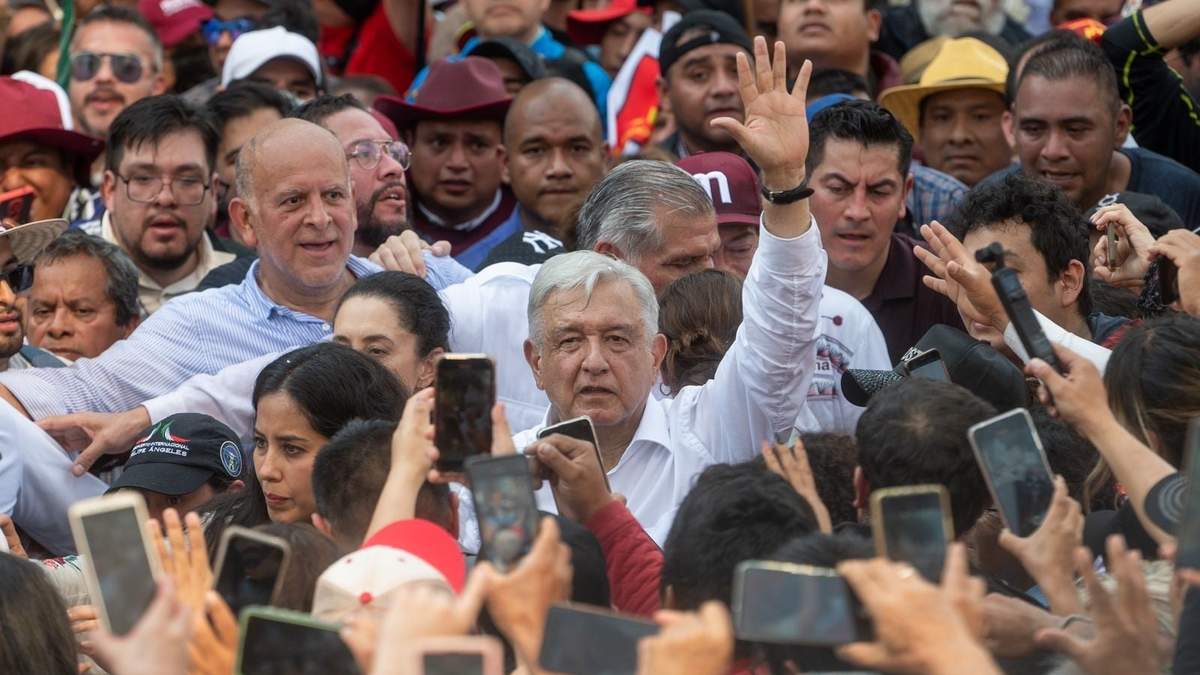 AMLO en marcha hacia el Zócalo