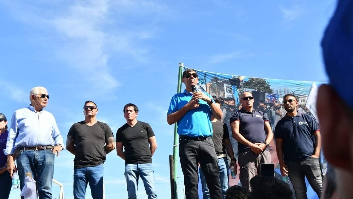 Marcelo Rucci y la comisión directiva del sindicato en Rincón de los Sauces. Fuente: (Facebook).