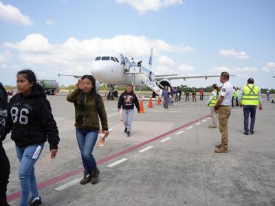 Avión aterriza en Tapachula con 122 migrantes mexicanos deportados de EU