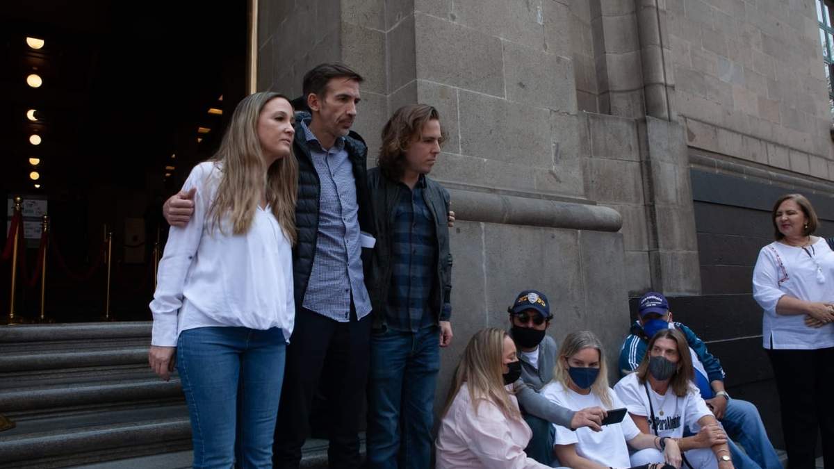 Familiares encabezados por Ana Paula, Alonso y Gonzalo Castillo Cuevas hijos de Alejandra Cuevas, excuñada del fiscal Alejandro Gertz Manero