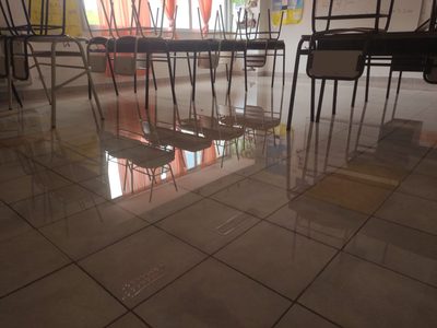 En medio de las tormentas, se inundó el CPEM 9 de El Chocón