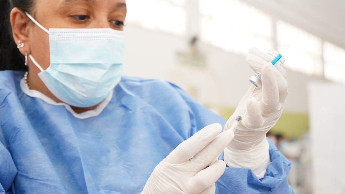 Profesional de la Salud alista una vacuna contra el coronavirus. Fuente: (Twitter)