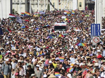 Cien mil personas marchan en el Orgullo de Budapest en abierto desafío a la prohibición húngara