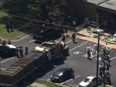 Estrellan un tráiler contra una oficina de seguridad de Texas; hay un muerto y 13 heridos (Videos)